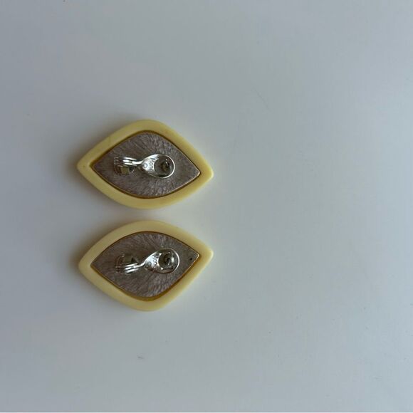 Vintage 90s Monet Signed Post Back Large Shell Earrings Designer Costume Jewelry - Picture 6 of 6